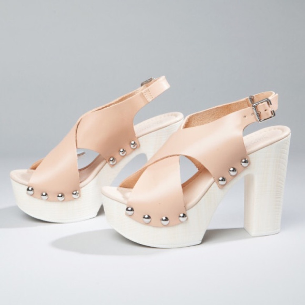 NIB Cream Italian Leather Studded Wooden Platform - Picture 2 of 5